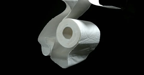Рулон Туалетной Бумаги Падает Черном Фоне — стоковое фото