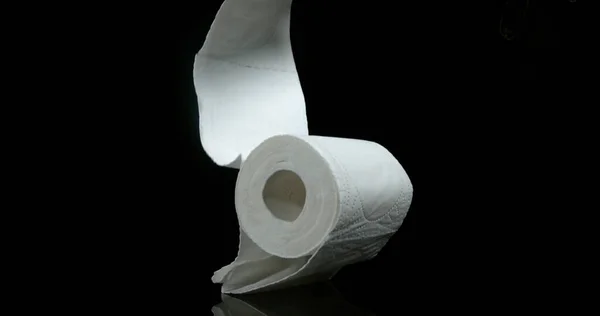 Rolka Papieru Toaletowego Spada Czarne Tło — Zdjęcie stockowe