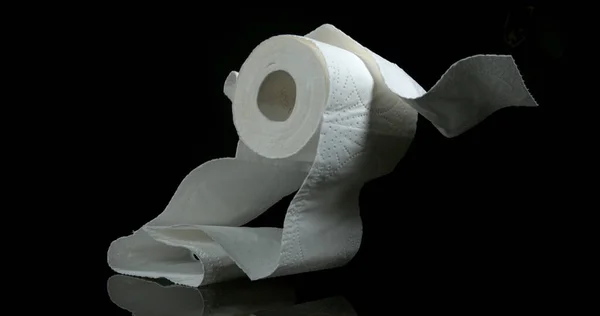 Rolka Papieru Toaletowego Spada Czarne Tło — Zdjęcie stockowe
