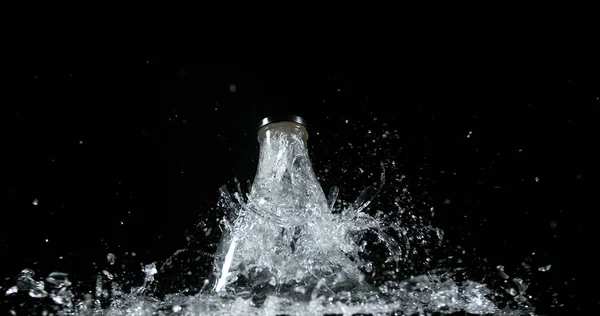 黒い背景に落ちて爆発するボトル — ストック写真