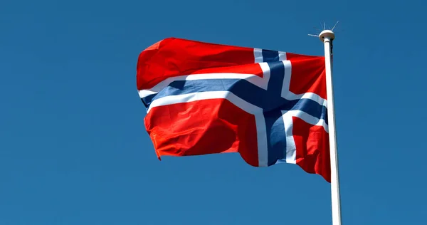 挪威国旗迎着蓝天在风中飘扬 — 图库照片