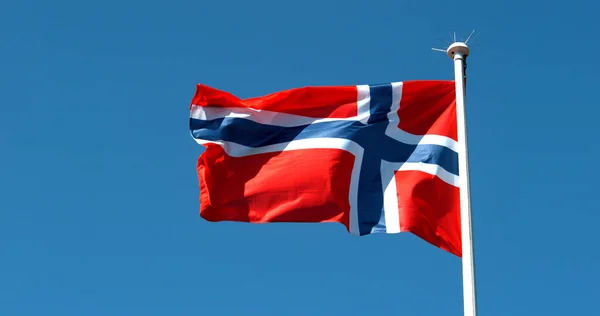 挪威国旗迎着蓝天在风中飘扬 — 图库照片