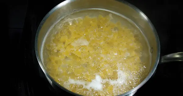 Nudeln Und Heißes Kochendes Wasser Einem Topf — Stockfoto