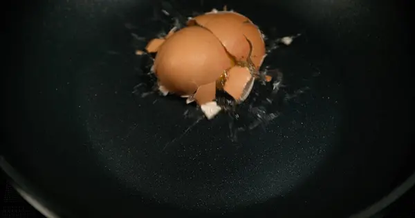 Αυγό Που Σκάει Μια Σόμπα — Φωτογραφία Αρχείου