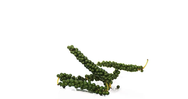 Frisse Groene Peper Piper Nigrum Vallende Specerijen Witte Achtergrond — Stockfoto