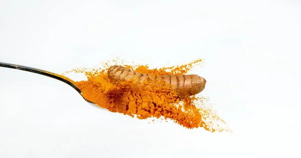 根落在姜黄粉 印度香料上 背景为白色 — 图库照片