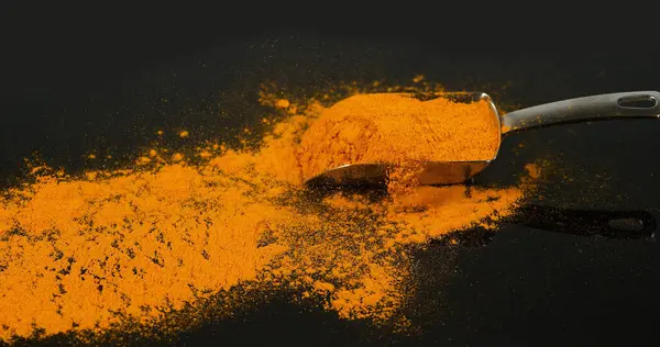 粉末落在黑色背景 印度香料 — 图库照片