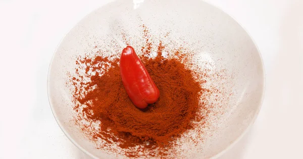 Paprika Paprika Annuum Fällt Eine Schüssel Vor Weißem Hintergrund — Stockfoto
