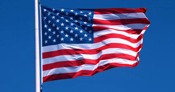 Americká Vlajka Vlnící Větru Proti Modré Obloze — Stock fotografie