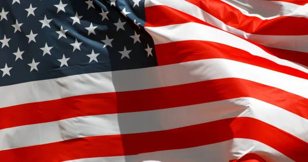 Amerikansk Flagga Viftar Vinden Mot Blå Himmel — Stockfoto
