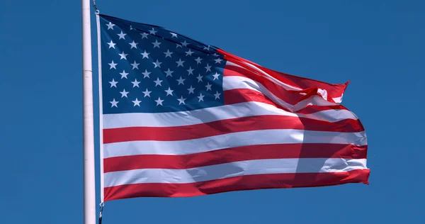 Amerikaanse Vlag Wapperend Wind Tegen Blauwe Lucht — Stockfoto