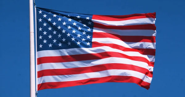 Amerikaanse Vlag Wapperend Wind Tegen Blauwe Lucht — Stockfoto