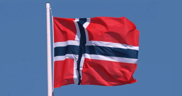 Norwegische Flagge Weht Wind Gegen Blauen Himmel — Stockfoto