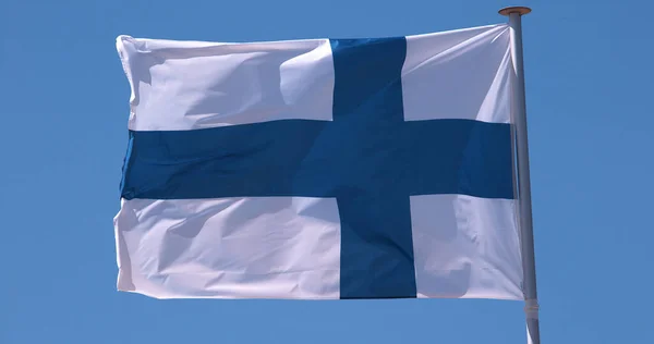 芬兰国旗迎着蓝天迎风飘扬 — 图库照片