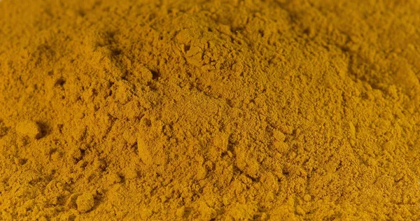 Beyaz arkaplana düşen köri tozu