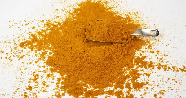 Polvere Curry Che Cade Sullo Sfondo Bianco — Foto Stock