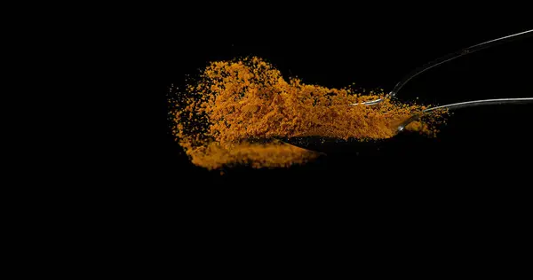 Cucchiaio Curry Polvere Che Cadono Dal Cucchiaio Sullo Sfondo Nero — Foto Stock