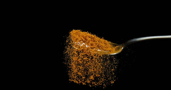Cucchiaio Curry Polvere Che Cadono Dal Cucchiaio Sullo Sfondo Nero — Foto Stock