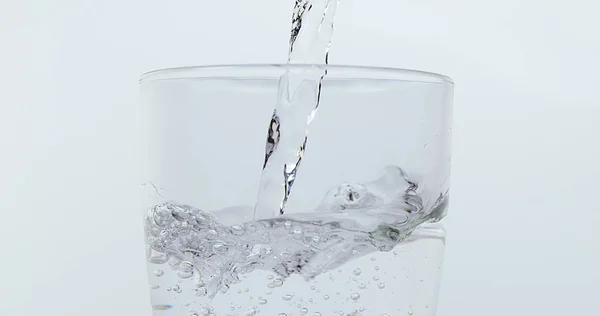 Água Sendo Derramada Vidro Contra Fundo Branco Imagens Royalty-Free