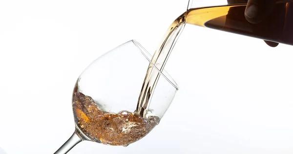 Beyaz Arkaplan Karşı Pembe Şarap Bardağa Dökülüyor Stok Fotoğraf