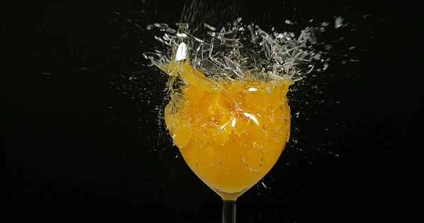 黒い背景に対するオレンジの爆発のガラス ストックフォト
