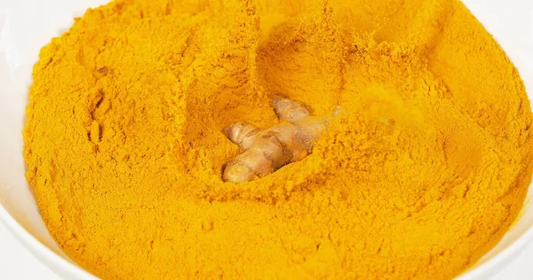 ターメリック カルクマガム クルクマパウダーに落ちるルート インドスパイス ストック画像