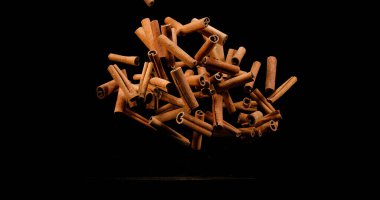 Tarçın çubukları, tarçın zeylanicum, Kara Arkaplan 'a düşen baharat