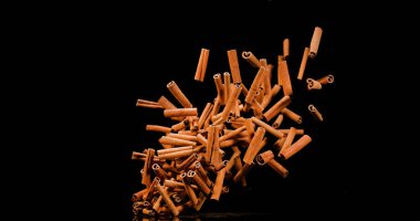 Tarçın çubukları, tarçın zeylanicum, Kara Arkaplan 'a düşen baharat