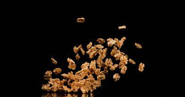 Ceviz, juglan rejimi, Kara Arkaplan 'a düşen meyveler.