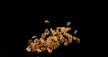 Ceviz, juglan rejimi, Kara Arkaplan 'a düşen meyveler.