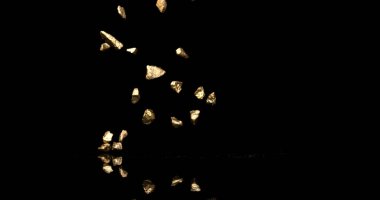 Altın külçesi Siyah Arkaplanda Düşüyor