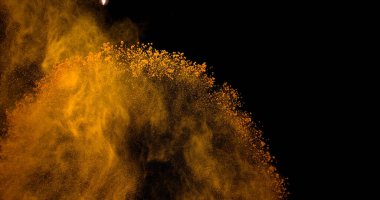 Zerdeçal, sokağa çıkma yasağı, küçük bir kavanoza toz, Kara Arkaplan, Hint Baharatı 'na karşı düşüş.