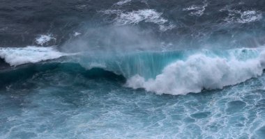 Atlantik Okyanusunda Dalgalar, Porto Moniz, Madeira Adası Portekiz