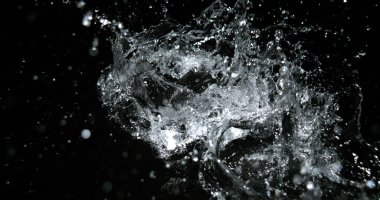 Kara Arkaplan 'a Düşen ve Su Sıçratan