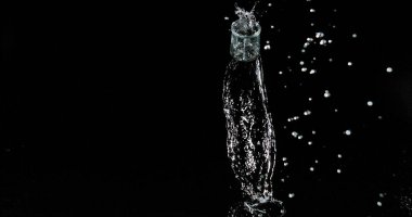 Bir bardak Su Zıplıyor ve Siyah Arkaplanda Sıçrıyor