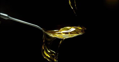 Zeytinyağı, Siyah Arkaplan 'a karşı bir kaşıkta düşüyor