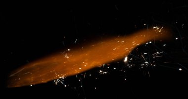 Siyah arka planda Alev ve Parlayan Mum