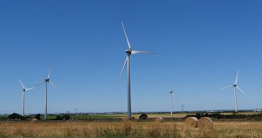 Mavi Gök 'le Rüzgar Türbinleri, Fransa' da Normandiya 'da Caen yakınlarında