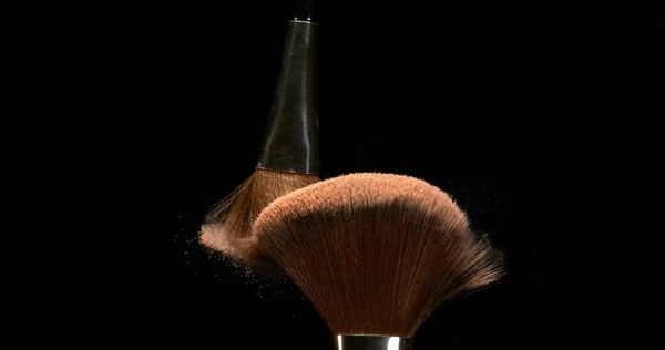 Cepillo Maquillaje Que Extiende Polvo Rubor Sobre Fondo Negro — Foto de Stock