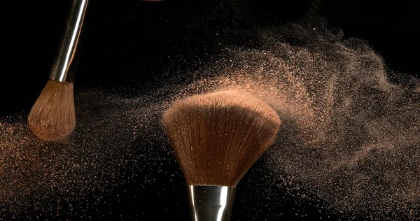 Cepillo Maquillaje Que Extiende Polvo Rubor Sobre Fondo Negro — Foto de Stock
