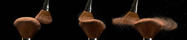 Pennello Trucco Che Diffonde Polvere Arrossata Sfondo Nero — Foto Stock