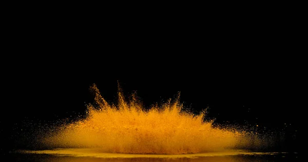 ウコン クルクマガム 黒い背景に落ちる粉 インドのスパイス — ストック写真