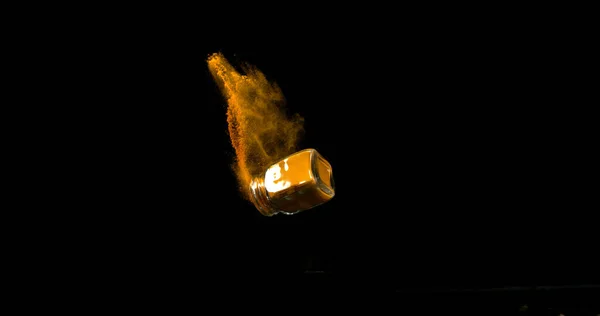 쿠르쿠마 향신료에 떨어지는 항아리에 — 스톡 사진