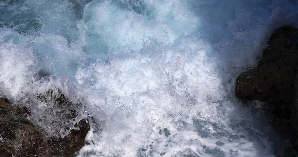 海浪冲撞岩石海岸线 大西洋 莫尼兹港 葡萄牙马德拉岛 — 图库照片