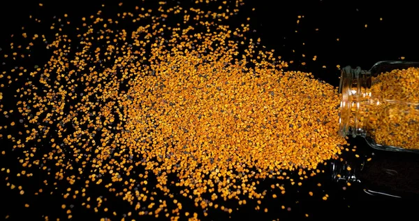 Gnocchi Polline Che Cadono Sfondo Nero — Foto Stock