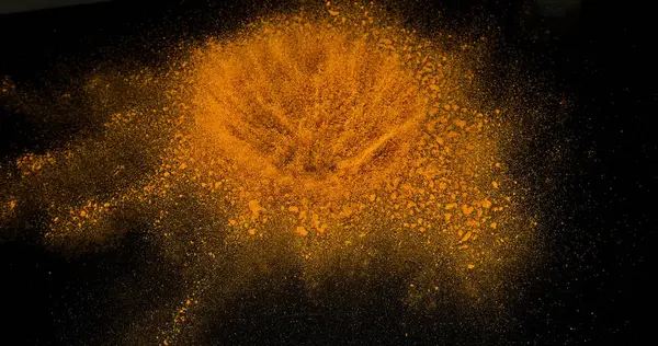 粉在黑色背景下爆炸 印度香料 — 图库照片