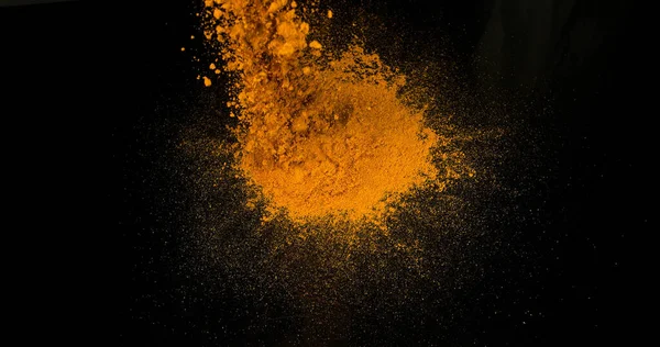 ウコン カルクマガム 黒い背景に対して爆発する粉 インドのスパイス — ストック写真