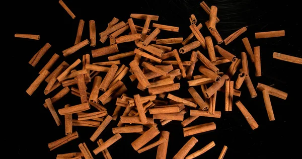 Palitos Canela Cinnamomum Zeylanicum Especias Que Caen Sobre Fondo Negro — Foto de Stock