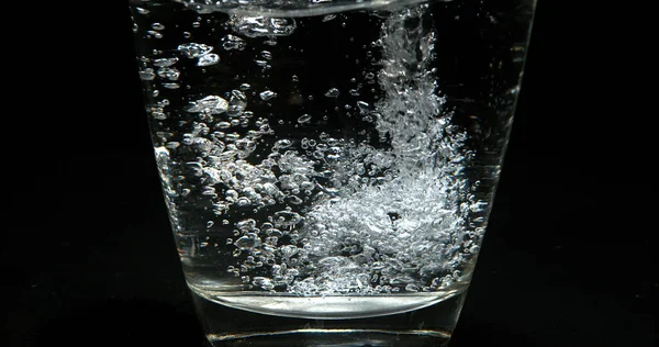 Água Sendo Derramada Vidro Contra Fundo Preto — Fotografia de Stock