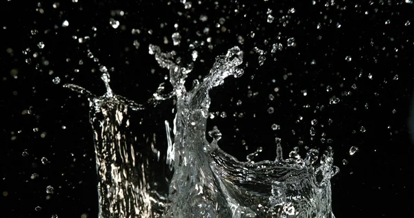 Water Exploderen Spatten Tegen Zwarte Achtergrond — Stockfoto
